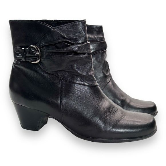 Clarks Ankle Bootie Boot SZ 9.5 Leyden Black Leather Ruche Slouch Buckle Comfort - Picture 1 of 13